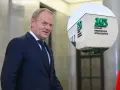 Donald Tusk i budynek ZUS. Nowe przepisy dotyczące emerytur stażowych mają wejść w życie do końca roku.
