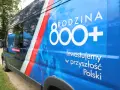 Niebieski van z napisem "RODZINA 800+" i hasłem "Inwestujemy w przyszłość Polski". Widoczne zmiany w 800 plus.
