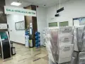 Sala obsługi klienta z terminalem, dystrybutorem wody i stojakami z formularzami ZUS, np. ZUA, ZZA, ZCNA. rp7.