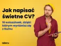 Młody mężczyzna z ołówkiem zastanawia się nad swoim życiorysem. Tekst podpowiada, jak napisać świetne CV, by wyróżnić się z tłumu.