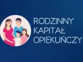 Rodzinny kapitał opiekuńczy: uśmiechnięta rodzina z ciężarną mamą, tatą i dwójką dzieci.
