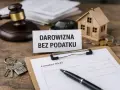 Klucze do domu, formularz SD-Z2 i tabliczka "Darowizna bez podatku" sugerują, do jakiej kwoty można zrobić przelew bez podatku.
