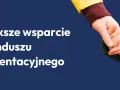 Większe wsparcie z funduszu alimentacyjnego. Dłoń dorosłego trzyma dłoń dziecka, symbolizując pomoc i bezpieczeństwo.