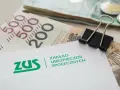 ZUS i pieniądze. Ile trzeba być na zwolnieniu, by dostać odszkodowanie z ZUS? Sprawdź zasady.