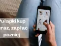 Kasa zapomogowo pożyczkowa: kup teraz, zapłać później. Kobieta przegląda ubrania w aplikacji mobilnej.