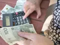 Ręce liczą banknoty 100 zł przy kalkulatorze. Może to być pomocne przy analizie nowych zasad przejścia na emeryturę tabela.