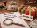Dokument "Podatek od darowizny", lupa, worek z PLN, monety, prezent i banknoty. Zastanawiasz się, ile czasu na zgłoszenie darowizny?