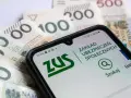 ZUS na smartfonie obok polskich banknotów. Planowanie przeliczenia emerytury staje się prostsze dzięki cyfrowym narzędziom.