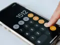 Palec naciska przycisk na kalkulatorze w telefonie. Czy 120 tys. brutto to drugi próg podatkowy?