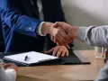 Uścisk dłoni po podpisaniu umowy o dzieło. Rozważasz umowa o dzieło a ZUS?