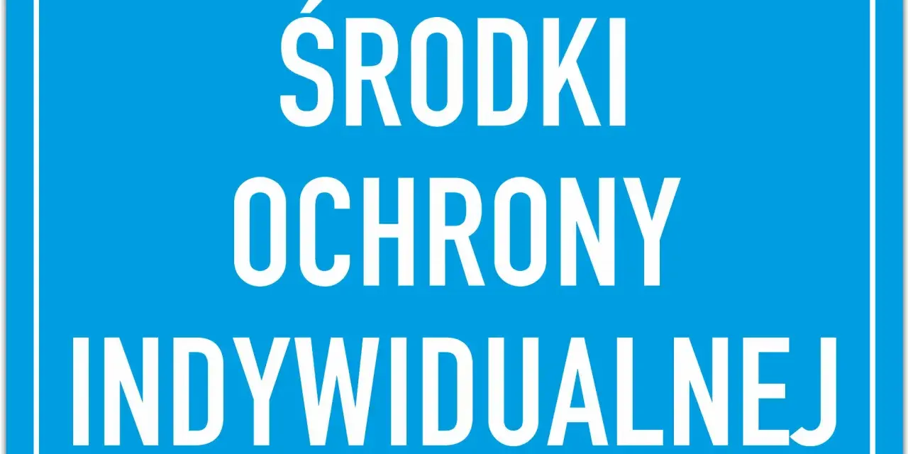Niebieska tablica z białym napisem: ŚRODKI OCHRONY INDYWIDUALNEJ. Pamiętaj o bezpieczeństwie!