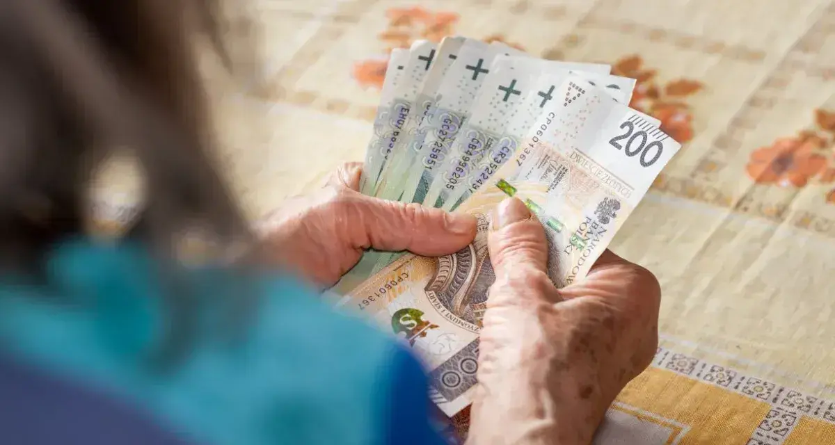 Dłonie liczą banknoty 200 zł. Zastanawiam się, ile można dorobić do renty, by mieć więcej takich pieniędzy.