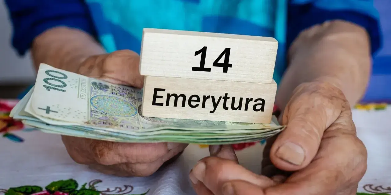 Dłonie trzymają banknoty i drewniane klocki z napisem "14 Emerytura". Tabela emerytura brutto netto jest w tle.
