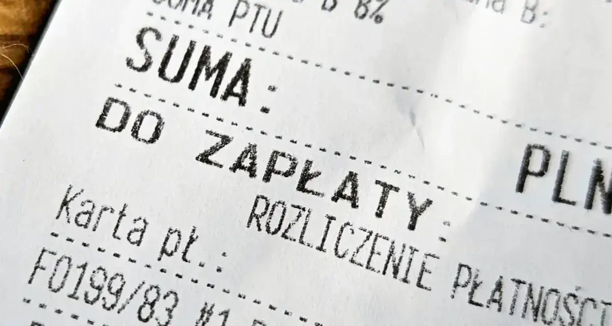Paragon z NIP: suma do zapłaty PLN. Widoczna kwota PTU B 8%, suma PTU, rozliczenie płatności kartą.