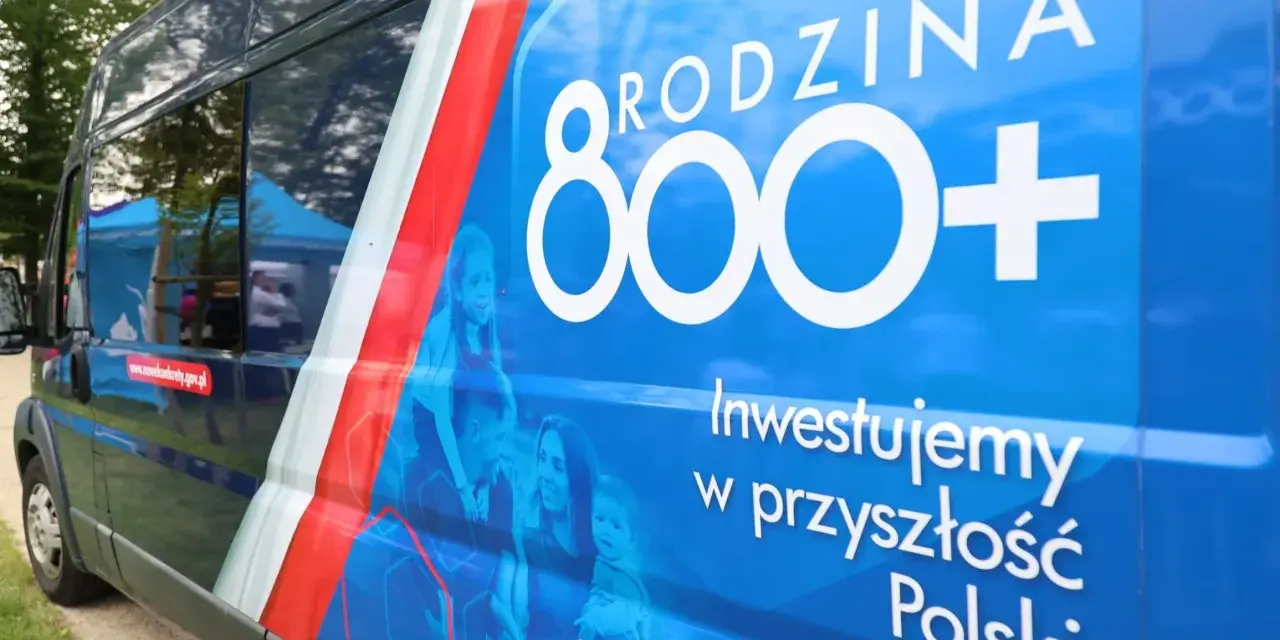 Niebieski van z napisem "RODZINA 800+" i hasłem "Inwestujemy w przyszłość Polski". Widoczne zmiany w 800 plus.