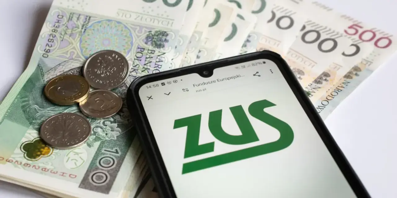 Na ekranie telefonu widnieje logo ZUS. Obok leżą polskie banknoty i monety. To może być druk z15 związany z finansami.