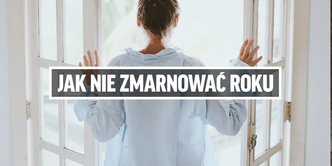 Kobieta patrzy przez okno, zastanawiając się, jak najlepiej wykorzystać swój rok przerwy.