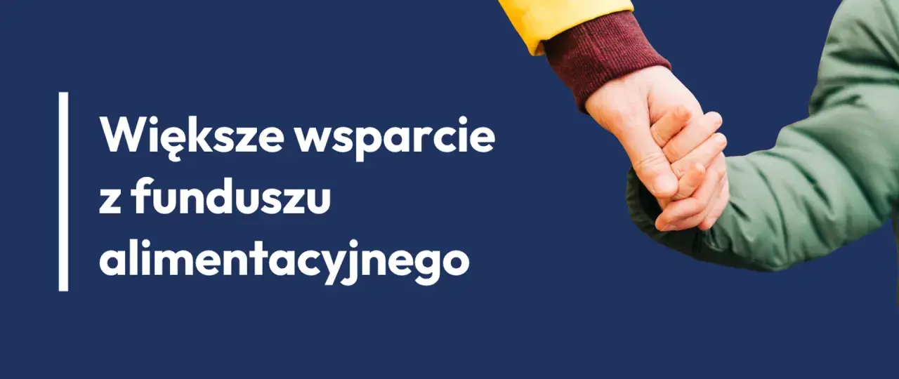 Większe wsparcie z funduszu alimentacyjnego. Dłoń dorosłego trzyma dłoń dziecka, symbolizując pomoc i bezpieczeństwo.