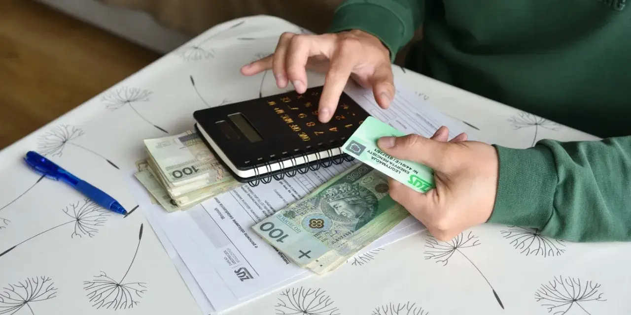 Ręce liczą pieniądze i dokumenty ZUS, przygotowując się do złożenia wniosku o rentę chorobową.