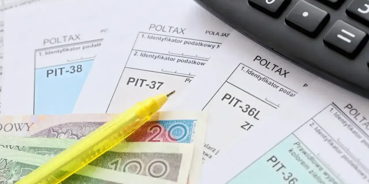 Formularze PIT-37, PIT-38, PIT-36L, PIT-36, polskie banknoty i kalkulator. Czas rozliczyć podatki!