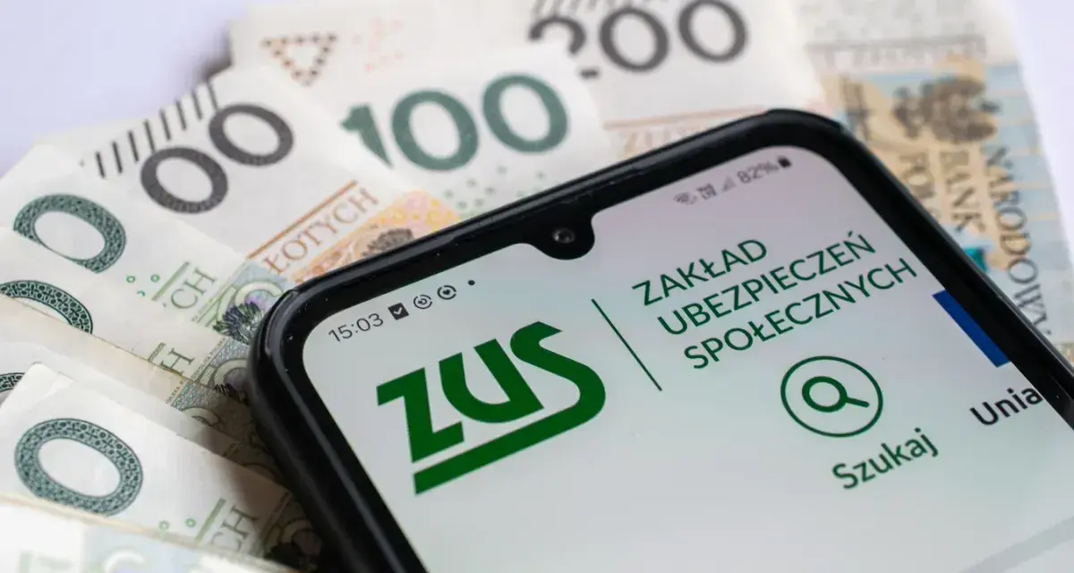 ZUS na smartfonie obok polskich banknotów. Planowanie przeliczenia emerytury staje się prostsze dzięki cyfrowym narzędziom.