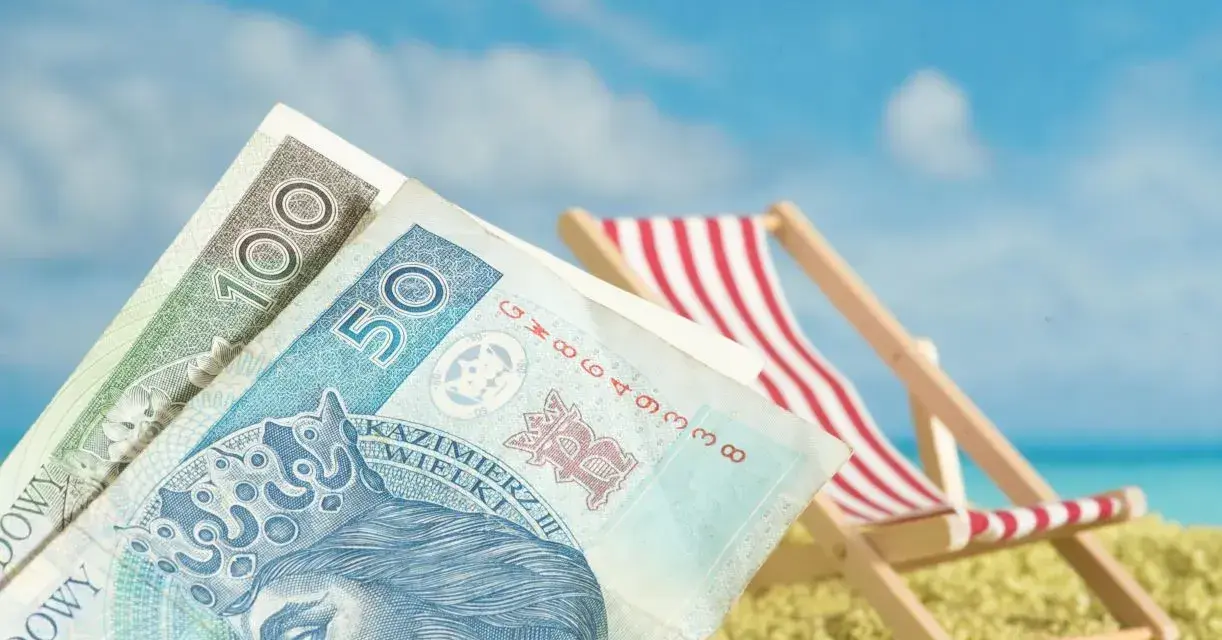 Pieniądze na plaży, leżak i błękitne niebo. To idealne połączenie, by cieszyć się zasłużonym świadczeniem urlopowym.