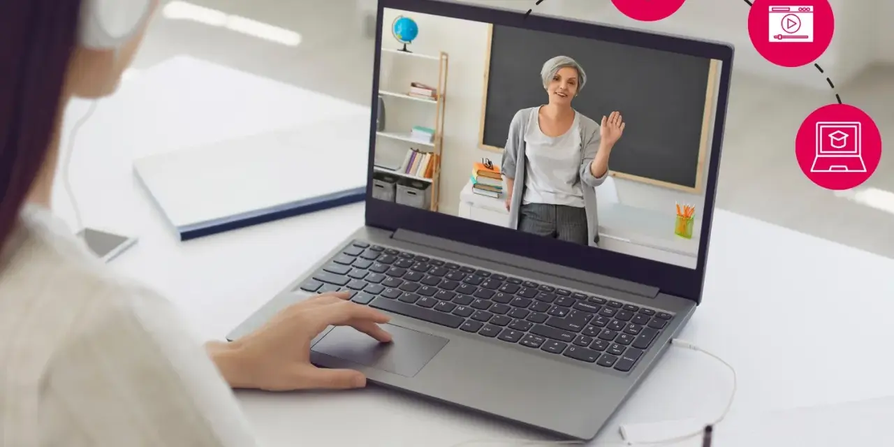 Dziewczyna w słuchawkach uczy się zdalnie na laptopie, gdzie nauczycielka prowadzi lekcję.
