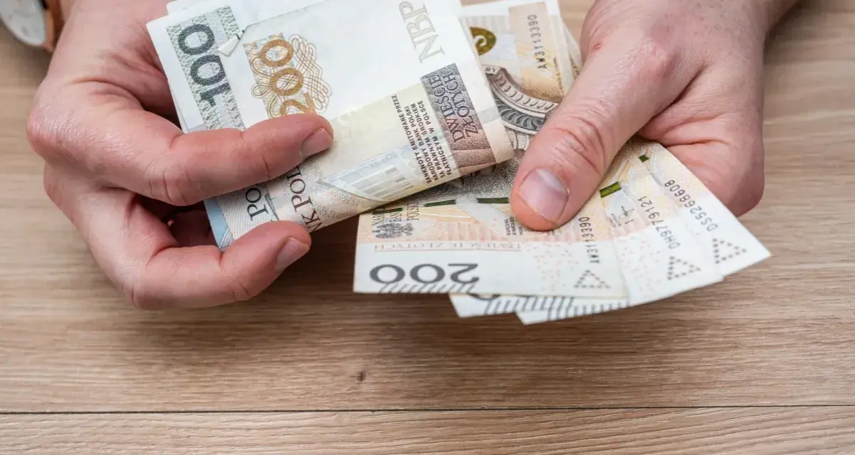 Ręce liczą banknoty 100 i 200 zł. To na pewno wystarczy na wczasy pod gruszą i jeszcze zostanie!