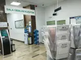 Sala obsługi klienta z terminalem, dystrybutorem wody i stojakami z formularzami ZUS, np. ZUA, ZZA, ZCNA. rp7.