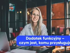 Uśmiechnięta blondynka w okularach pracuje przy laptopie. Na ekranie widoczny tekst: "Dodatek funkcyjny – czym jest, komu przysługuje".