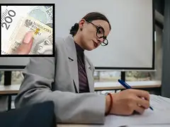 Dyrektor szkoły analizuje dokumenty, zastanawiając się, ile zarabia dyrektor szkoły. W tle widać banknot 200 zł.