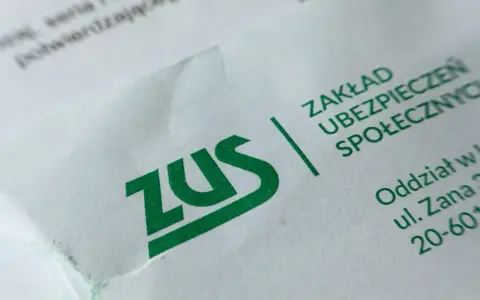 Zielony napis ZUS na białym papierze. Dokument dotyczy składki ZUS 2026, planowania finansowego i przyszłości ubezpieczeniowej.
