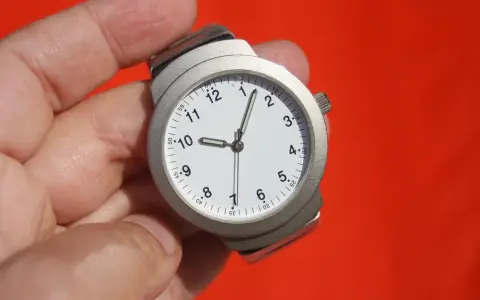 Zegarek pokazuje 9:50. Ile to godzin przy 7/8 etatu? To 35 godzin tygodniowo.