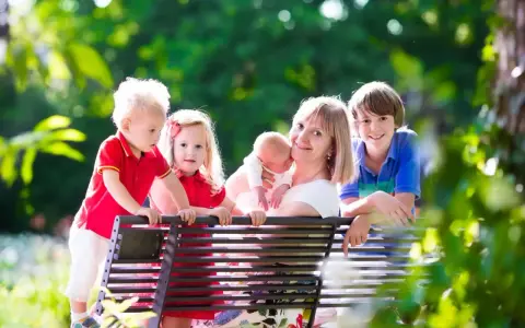 Szczęśliwa mama z czwórką dzieci, marząca o emeryturze dla matek 4 dzieci, które pracowały.