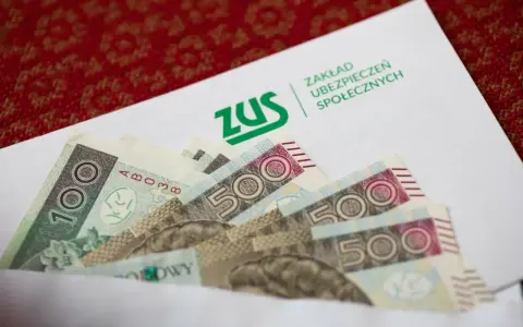 Koperta ZUS z banknotami 100 i 500 zł. Zapewnia spokój ducha dzięki ubezpieczeniu wypadkowemu.