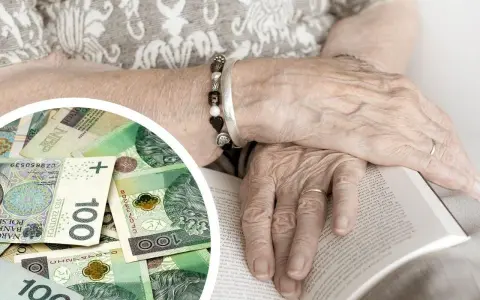 Dłonie starszej osoby na książce, obok stos banknotów. Symbolizują zasłużone emerytury dla nauczycieli i spokojny czas po latach pracy.