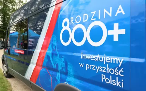 Niebieski van z napisem "RODZINA 800+" i hasłem "Inwestujemy w przyszłość Polski". Widoczne zmiany w 800 plus.