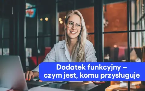 Uśmiechnięta blondynka w okularach pracuje przy laptopie. Na ekranie widoczny tekst: "Dodatek funkcyjny – czym jest, komu przysługuje".