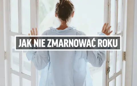 Kobieta patrzy przez okno, zastanawiając się, jak najlepiej wykorzystać swój rok przerwy.