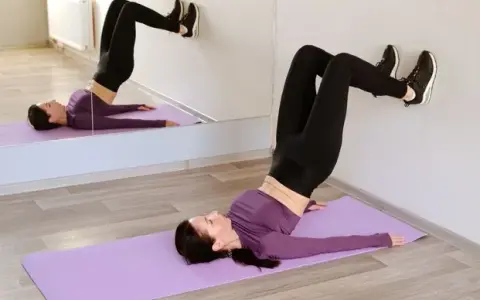 Co daje pilates przy ścianie? Odkryj moc domowego treningu!