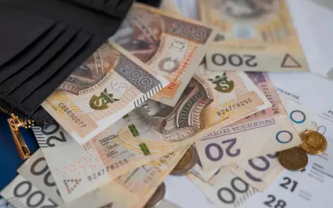 Portfel z polskimi banknotami 200 i 20 zł. Czy to już przekroczenie pierwszego progu podatkowego?