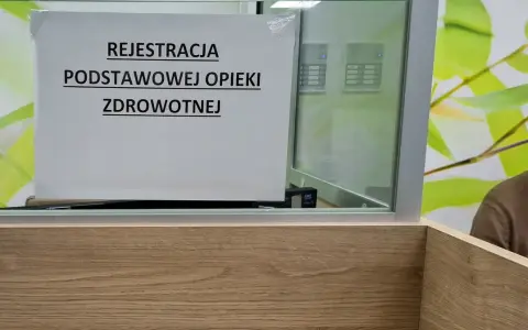 Tabliczka "Rejestracja Podstawowej Opieki Zdrowotnej" w poczekalni. Ubezpieczenie zdrowotne to podstawa.