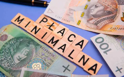 Płaca minimalna brutto na tle polskich banknotów.