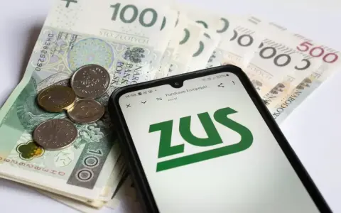 Złotówki i monety na tle ekranu telefonu z logo ZUS. To może być obrazek o okresowa emerytura kapitałowa.