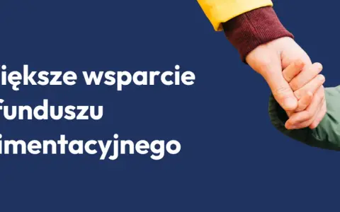 Większe wsparcie z funduszu alimentacyjnego. Dłoń dorosłego trzyma dłoń dziecka, symbolizując pomoc i bezpieczeństwo.
