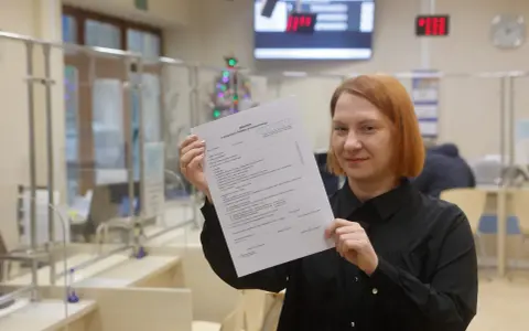 Kobieta trzyma w ręku wniosek o przyznanie dodatku mieszkaniowego.