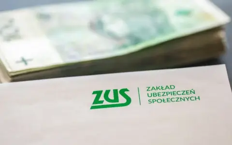 ZUS i stos banknotów. Pytanie o to, w jakim wieku renta na stałe, jest kluczowe dla przyszłości finansowej.