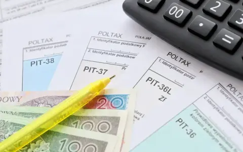 Formularze PIT-37, PIT-38, PIT-36L, PIT-36, polskie banknoty i kalkulator. Czas rozliczyć podatki!
