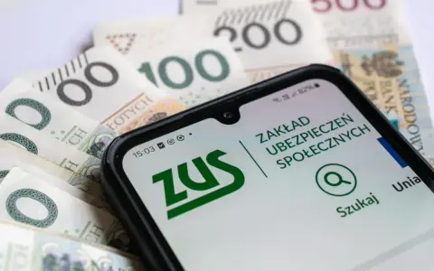 ZUS na smartfonie obok polskich banknotów. Planowanie przeliczenia emerytury staje się prostsze dzięki cyfrowym narzędziom.