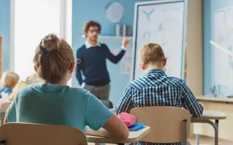 Nauczyciel tłumaczy lekcję, a uczniowie słuchają. Ciekawe, ile zarabia nauczyciel za taką pracę?